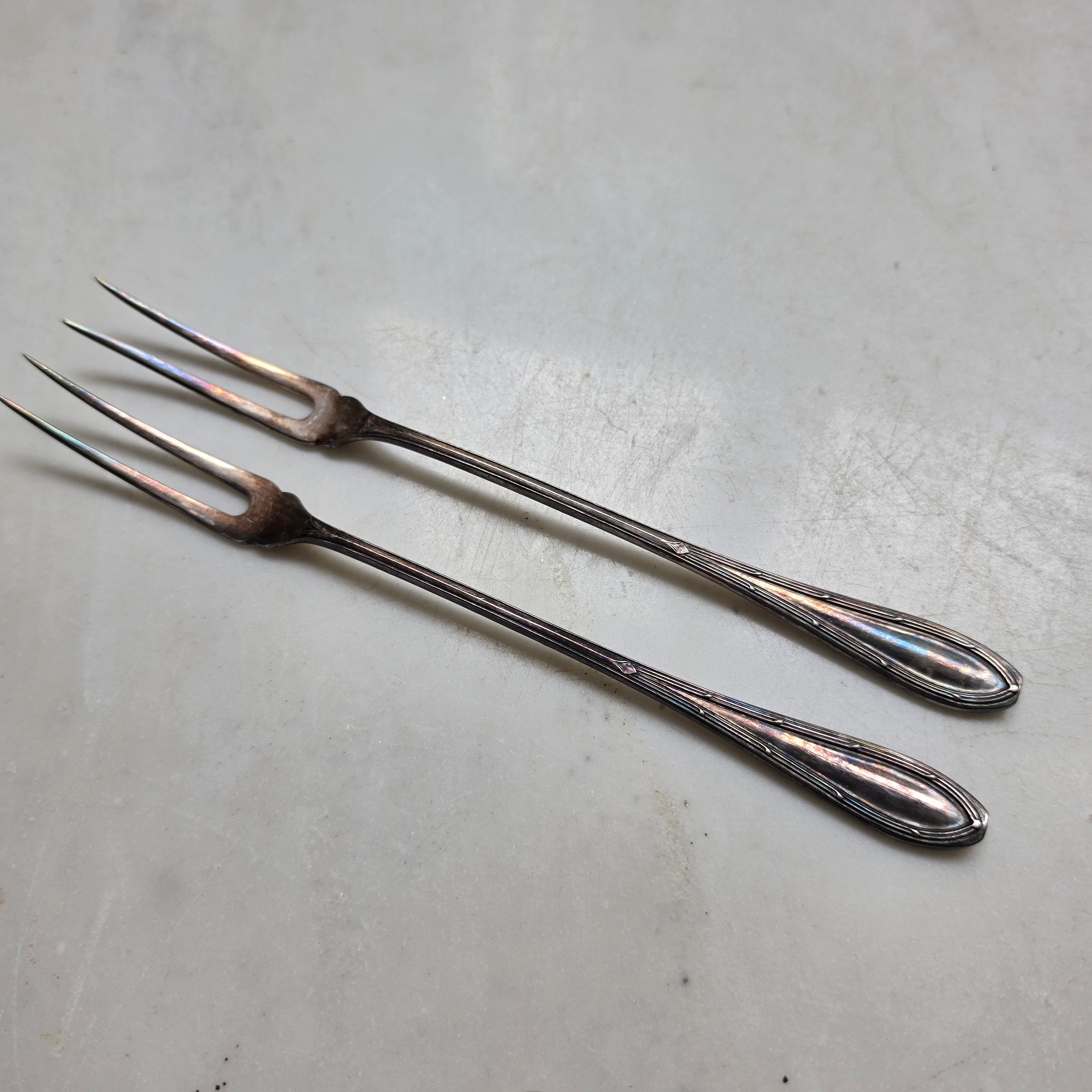 Antikes 2er-Set Aufschnittgabeln - Zitronengabeln – Versilbert mit feiner Patina