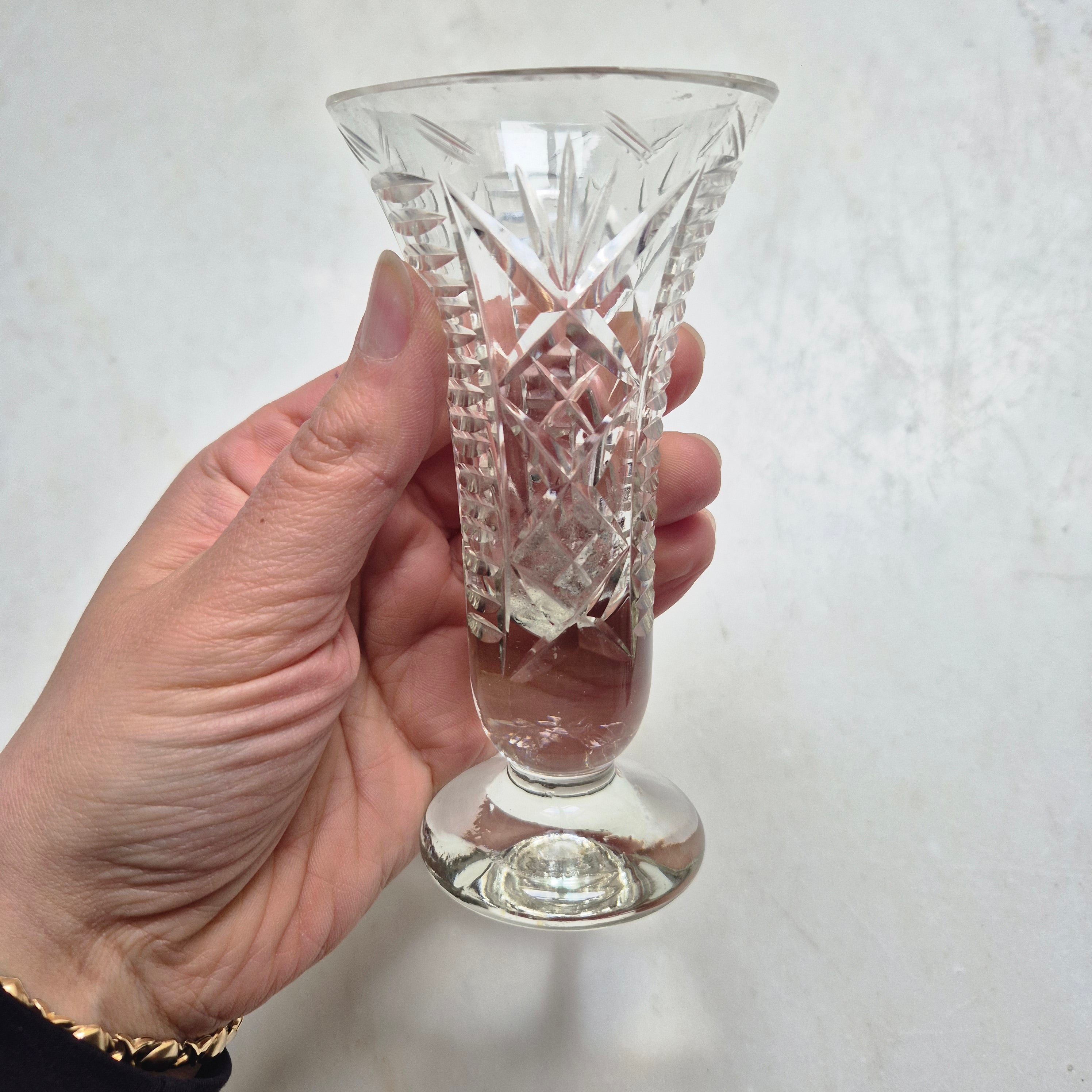 Vintage kleine Kristallvase auf Fuß