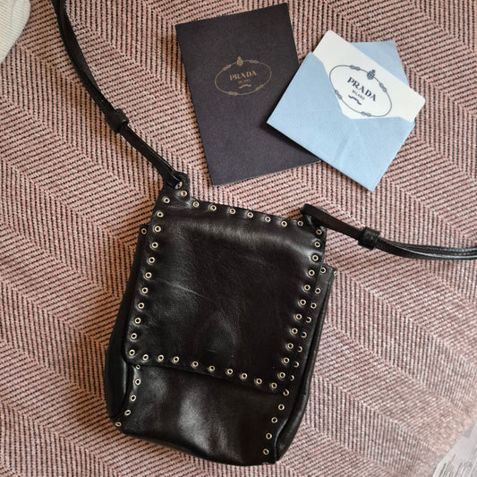 🖤 Vintage Prada 1995 – Nappa Leder Crossbody mit Ösen-Details Mini Bag