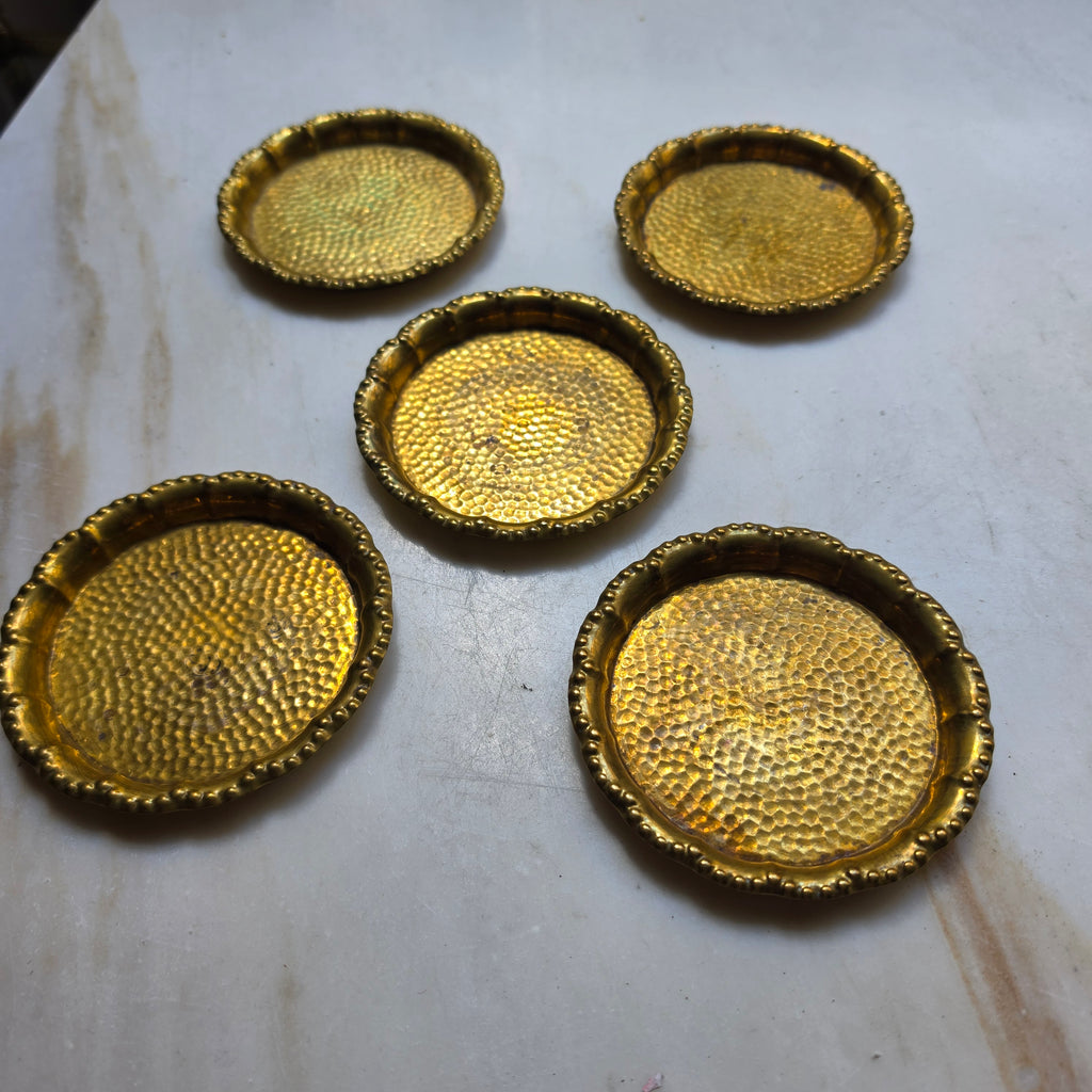 Antike Messing-Untersetzer im 5er-Set – Handgehämmert mit Perlrand (ca. 1950)