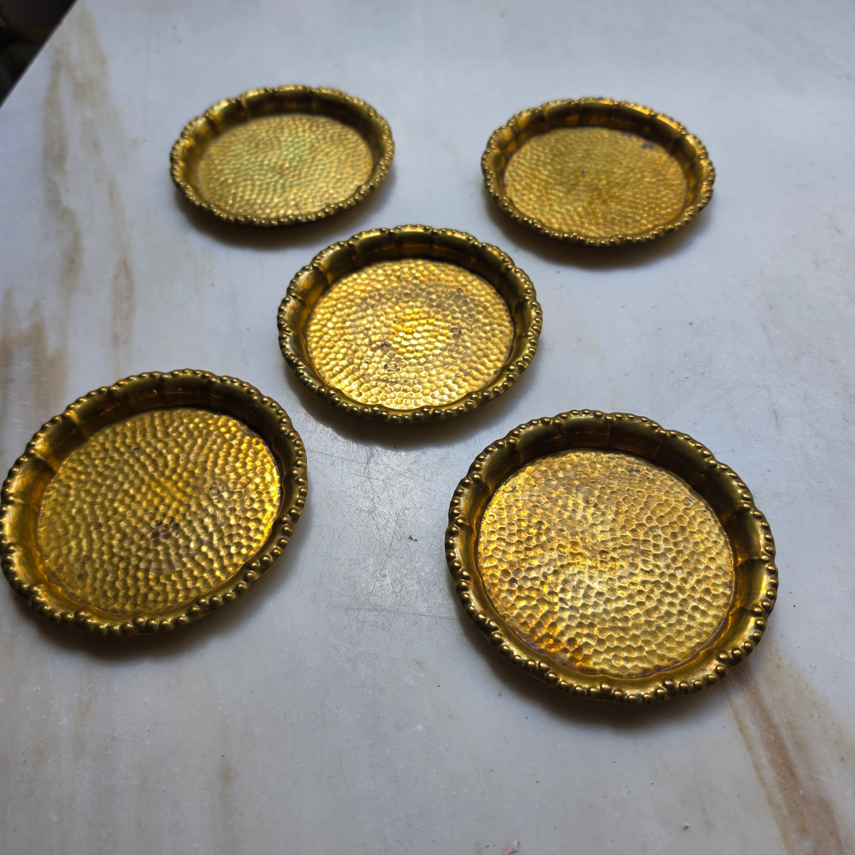 Antike Messing-Untersetzer im 5er-Set – Handgehämmert mit Perlrand (ca. 1950)