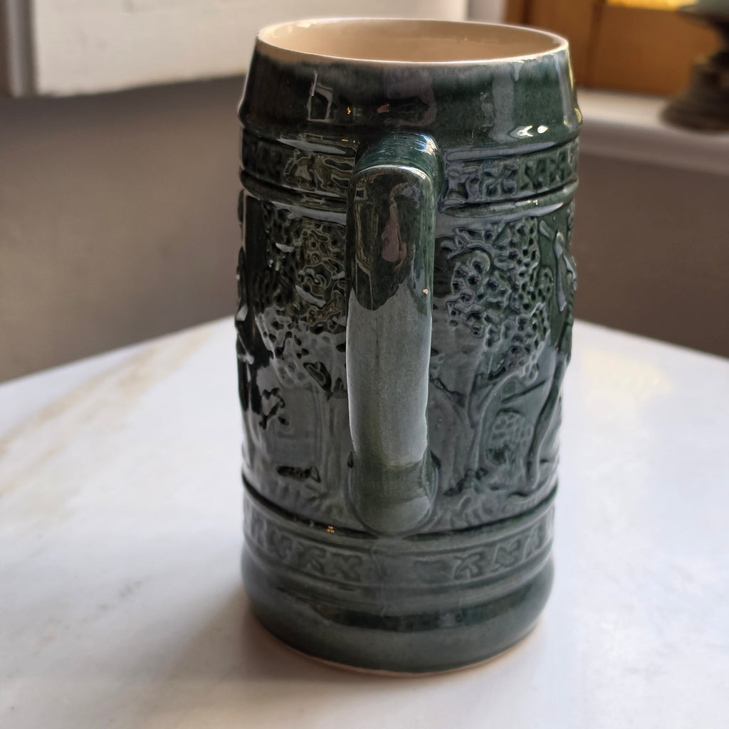 Rustikaler Vintage-Bierkrug aus Keramik – Dunkelgrün mit Relief-Jagdmotiv