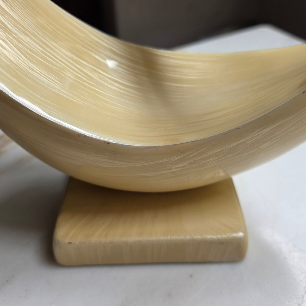 Moderne Abstrakte Skulptur im Mid-Century Style – Beige/Creme mit Metallfuß