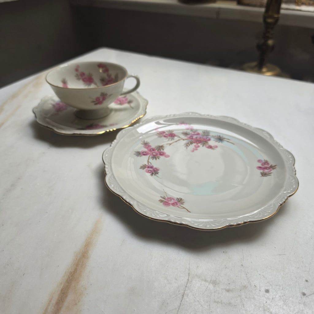 Vintage-Porzellan-Gedeck (3-teilig) mit zartem Rosendesign und Goldrand