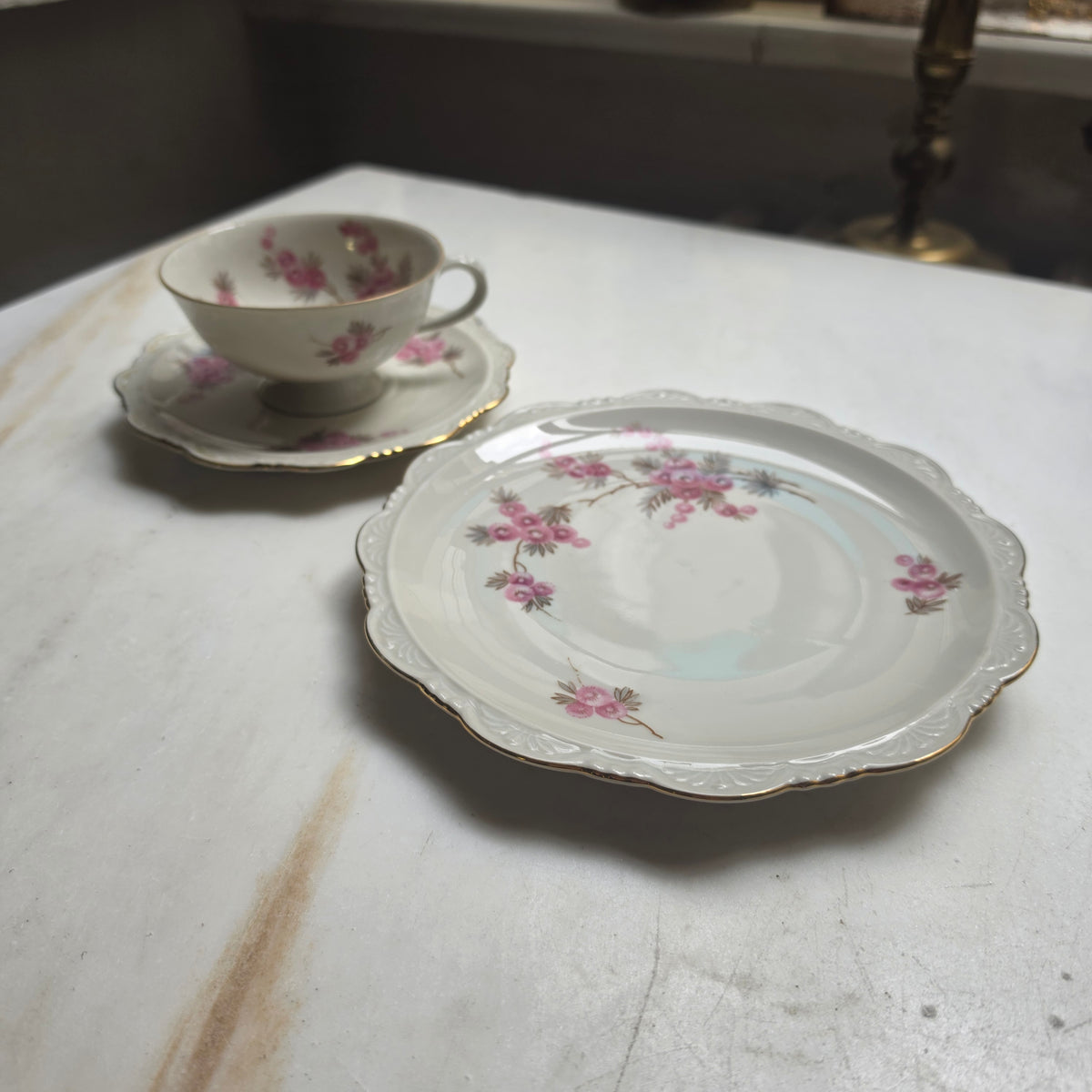 Vintage-Porzellan-Gedeck (3-teilig) mit zartem Rosendesign und Goldrand