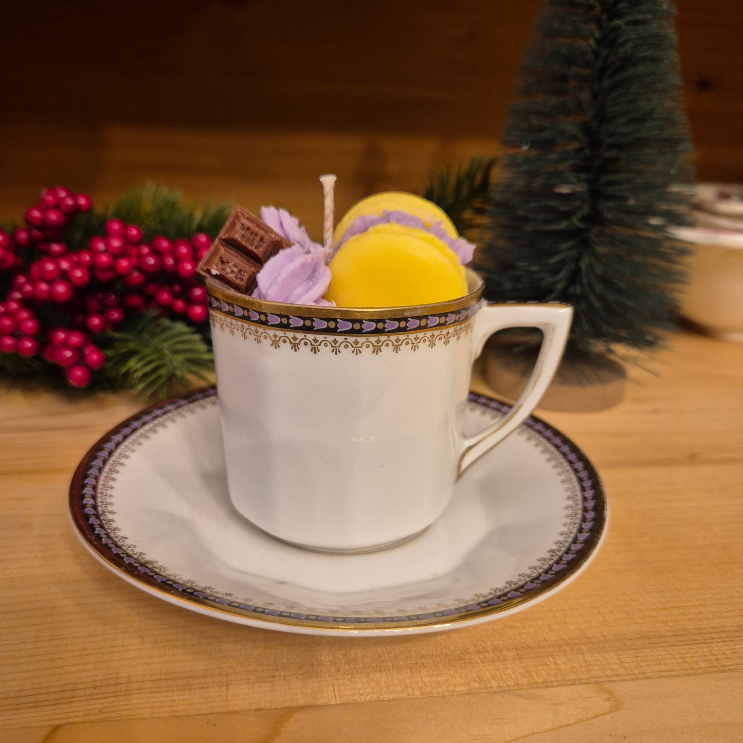 Handgemachte Sojawachskerze Weihnachtesgeschenk Macarone Sahne Dessert in Antiker Porzellan Tasse von Altwasser Silicia