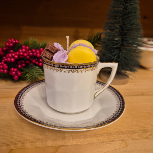Handgemachte Sojawachskerze Weihnachtesgeschenk Macarone Sahne Dessert in Antiker Porzellan Tasse von Altwasser Silicia