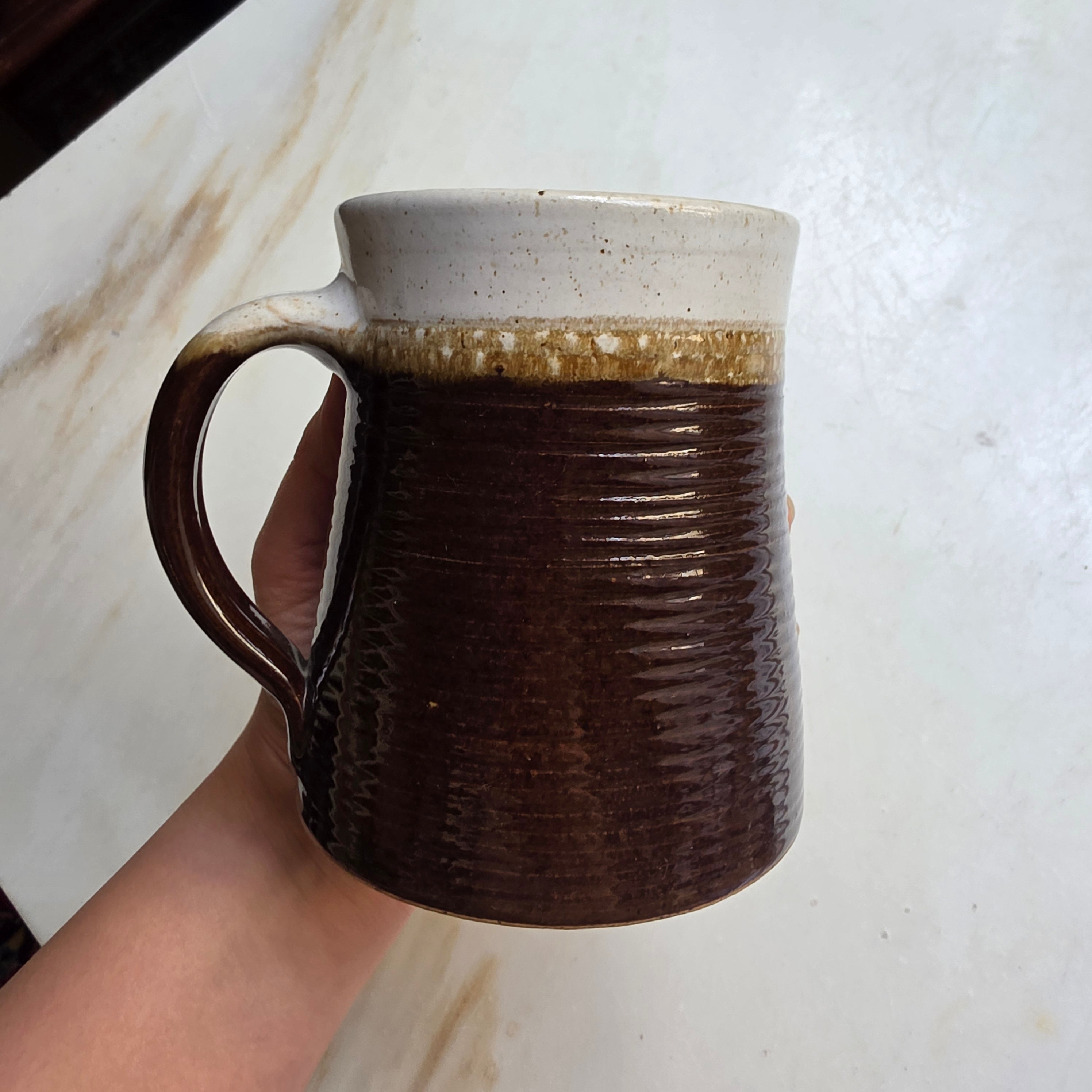 Vintage Keramikbecher / Tasse – Handgetöpfert mit Zweiton-Glasur