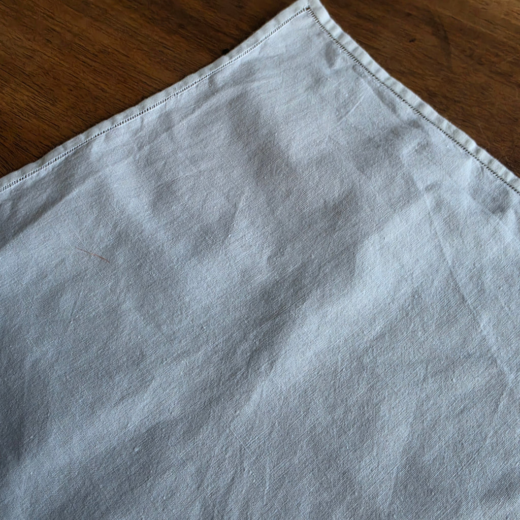 Vintage Stofftaschentuch Weiß – Edles Hochzeits-Taschentuch aus Baumwolle mit Stickerei 28x28cm
