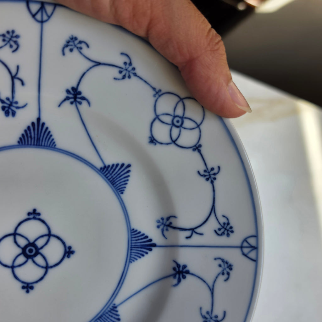Edler Porzellanteller mit klassischem Strohblumenmuster / Zwiebelmuster – Blau-Weiß Vintage