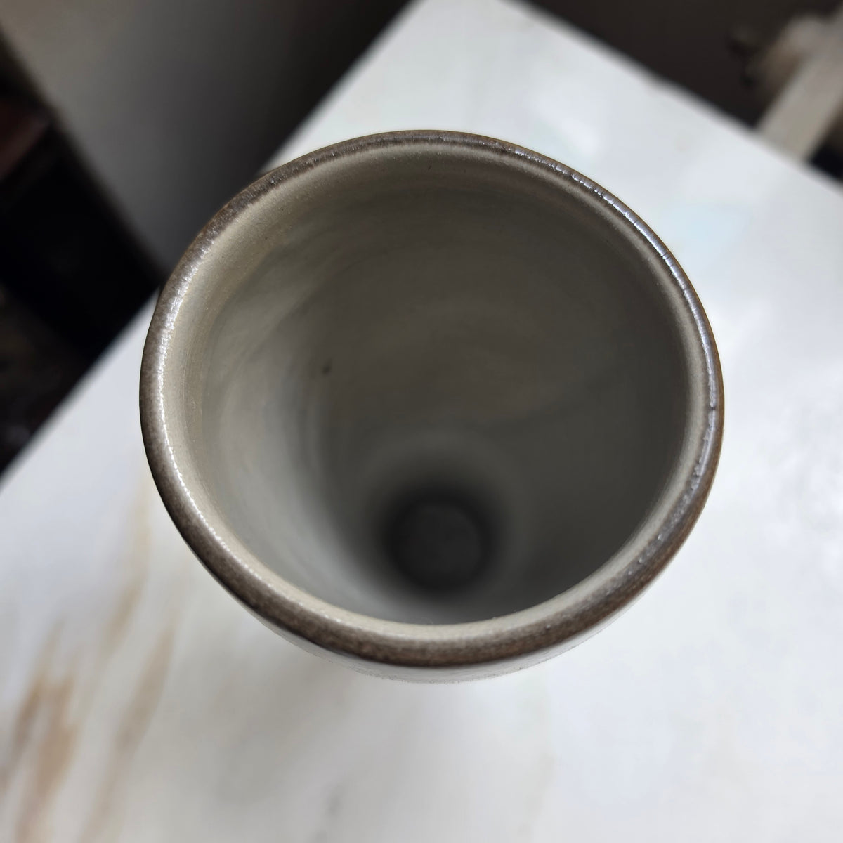 Handgemachte Vintage-Keramikvase mit blauer Ritzdekor-Malerei - Bier