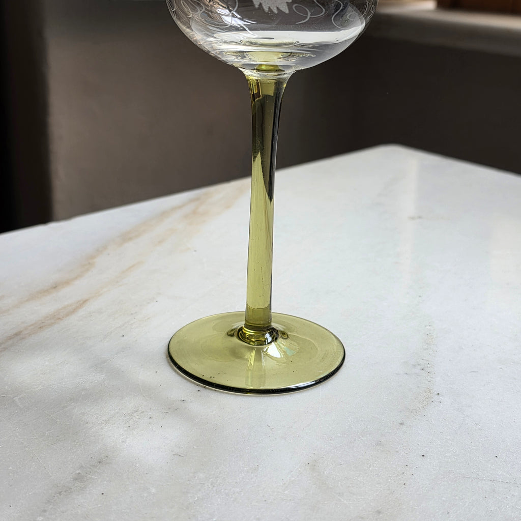 Vintage Römer Weinglas mit Gravur – Olivegrüner Stiel & Weinlaub-Schliff