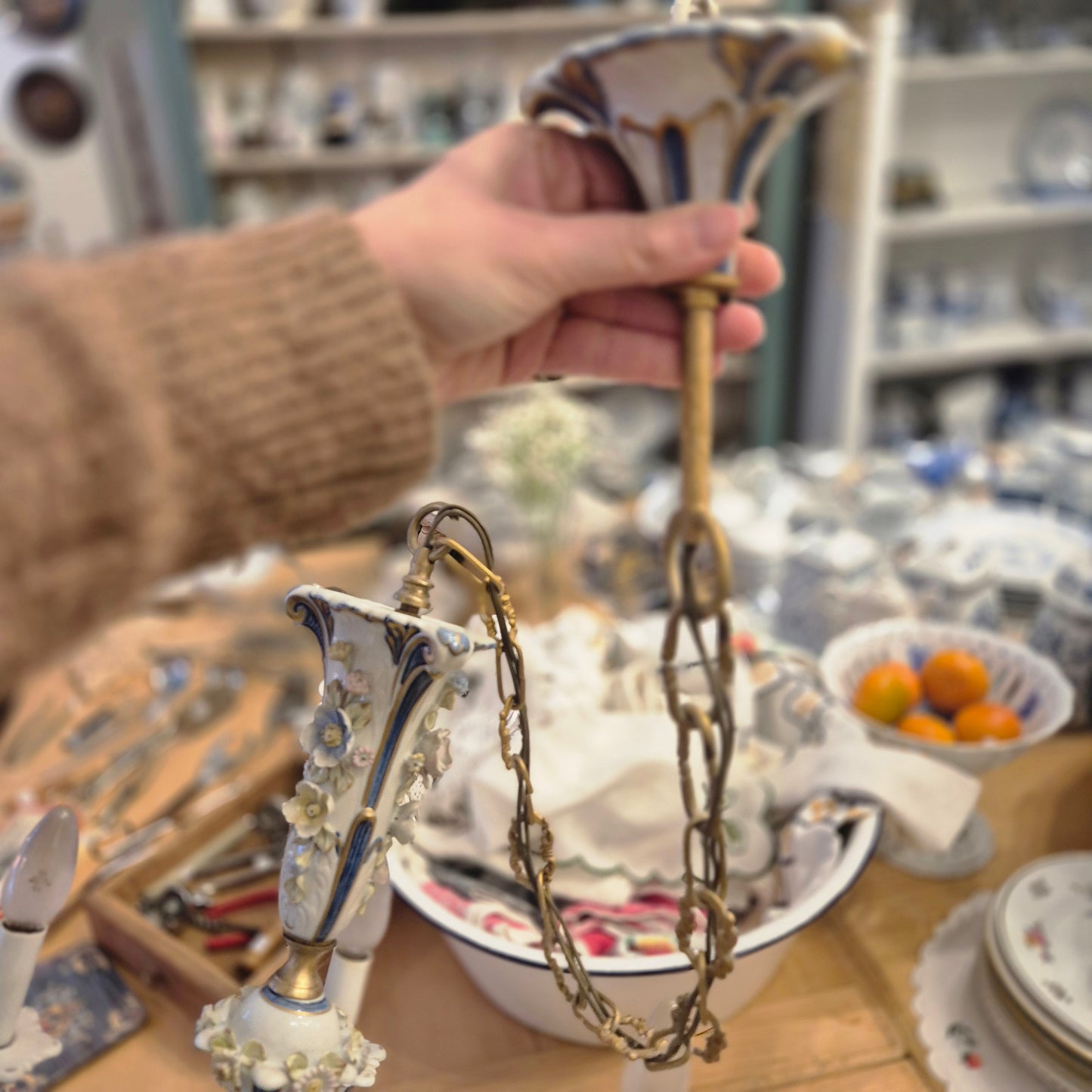 Antiker Barock Blumendekor Kronleuchter oder Kandelaber aus Porzellan, Italien - 6-armig (geklebt)