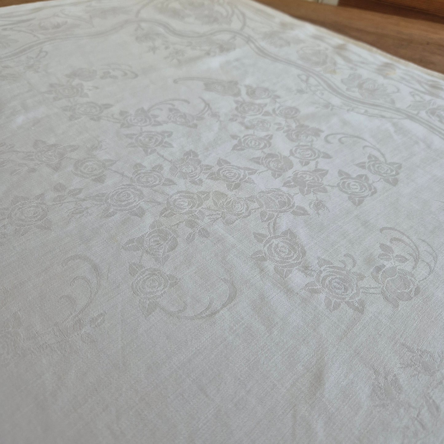 Antike Jugendstil Serviette/Mitteldecke weiß 64x64cm Damast Blumen Stockflecken Monogramm G.C.