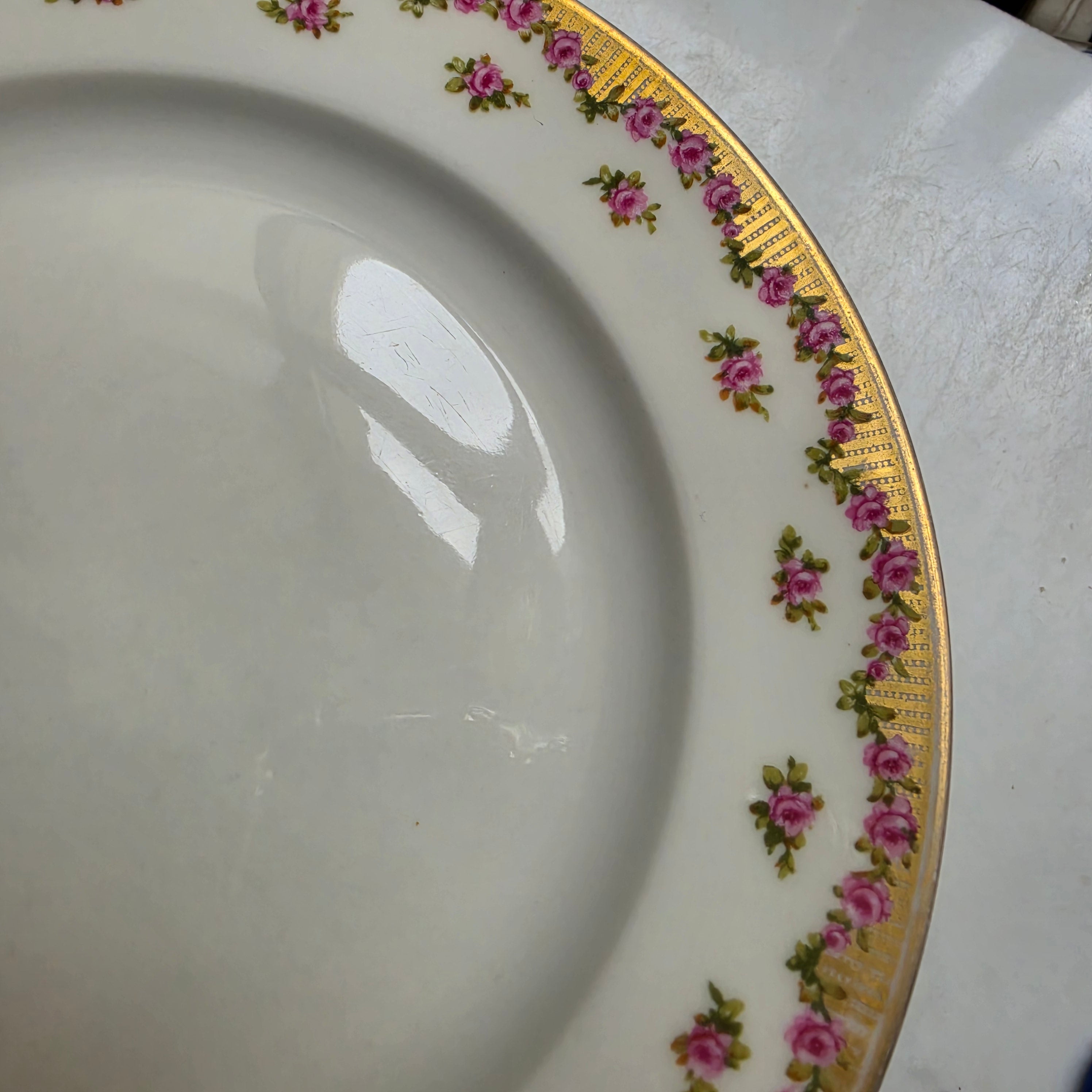 Antiker Porzellan Teller flach mit Blumendekor und Goldrand handbemalt F.A Schuhmann Leipziger Strasse Berlin