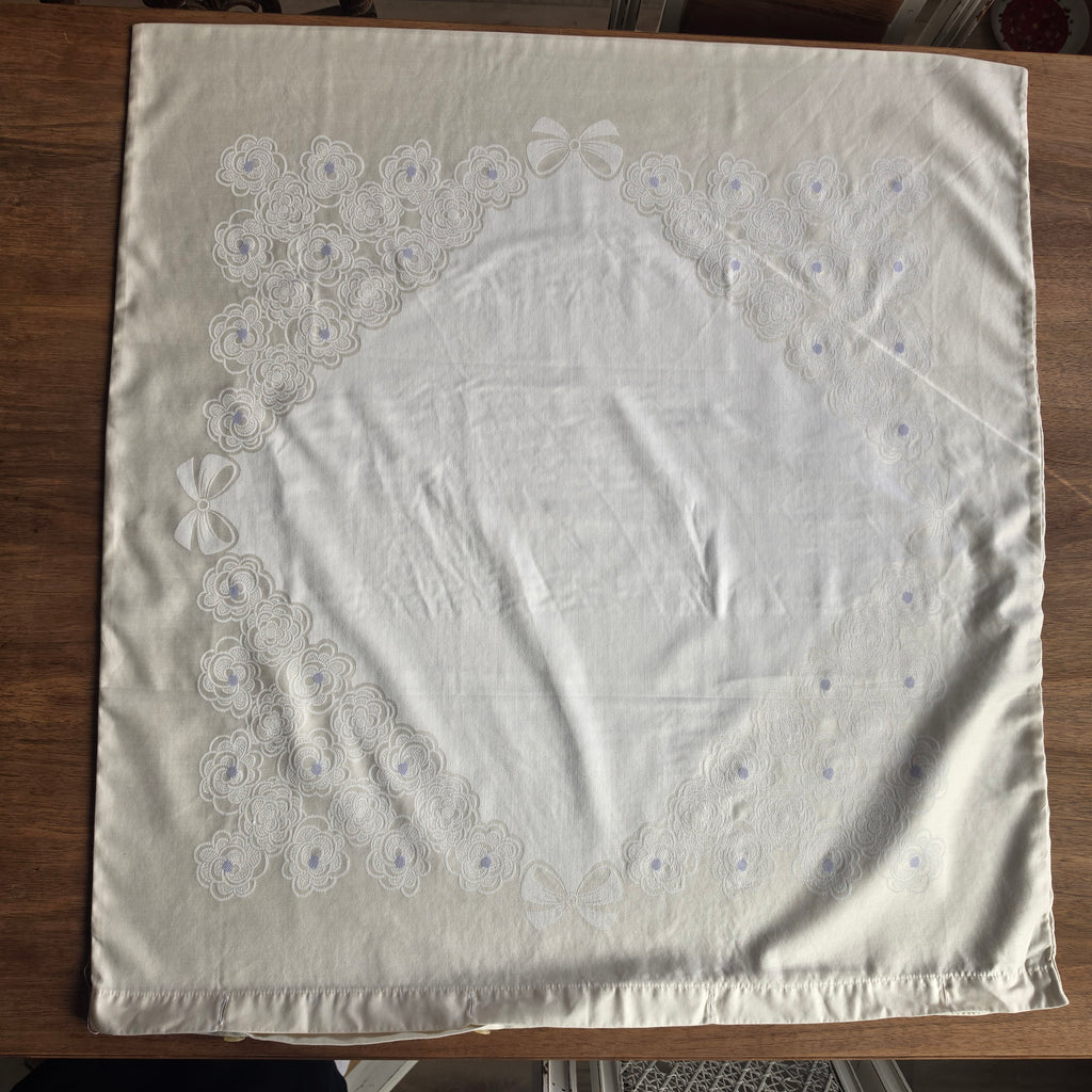 Antiker großer Jugendstil Kopfkissenbezug mit Häkelspitze 75x80cm Baumwolle wei Vintage Kissenbezug mit floraler Relief-Webung & Schleifendetails – Creme