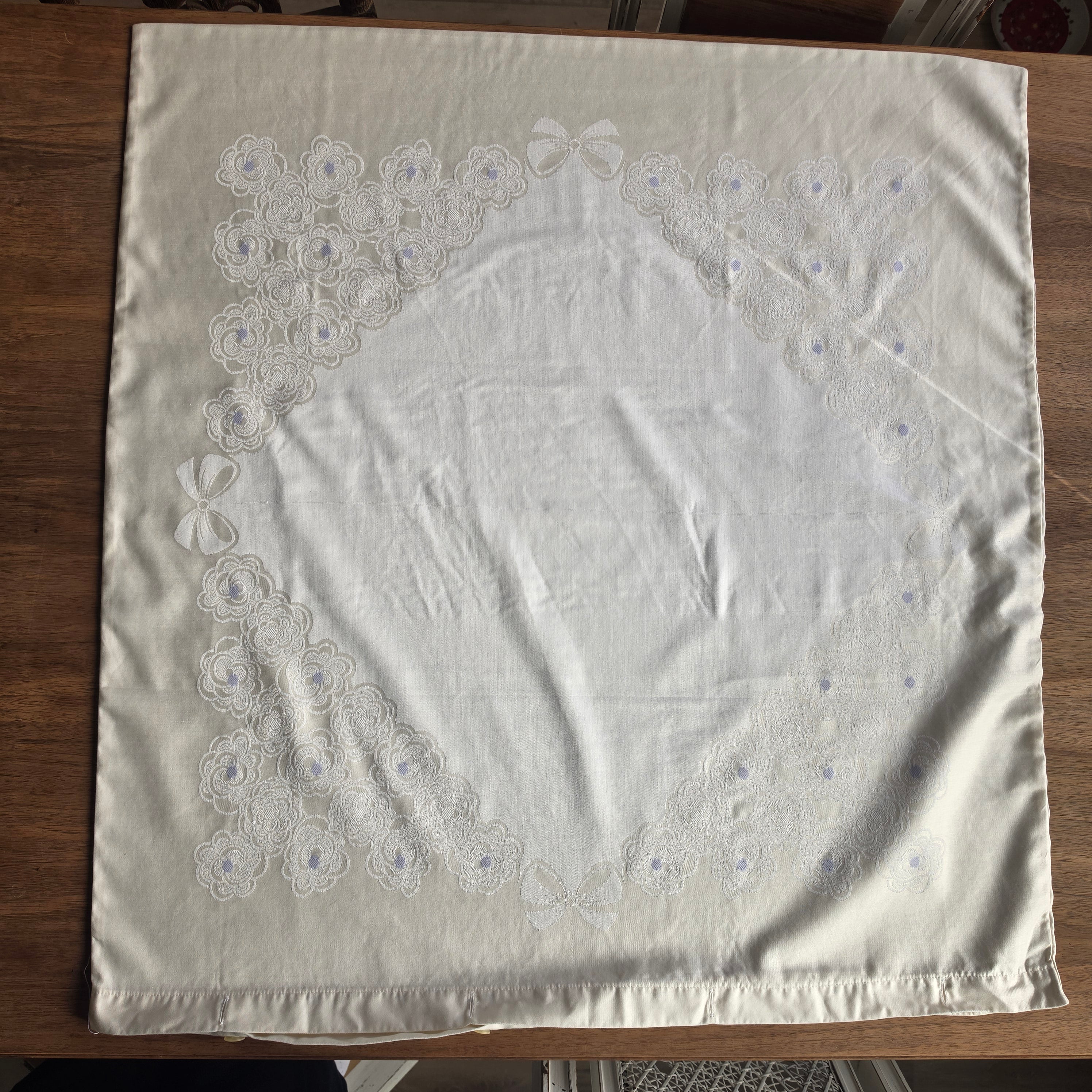 Antiker großer Jugendstil Kopfkissenbezug mit Häkelspitze 75x80cm Baumwolle wei Vintage Kissenbezug mit floraler Relief-Webung & Schleifendetails – Creme