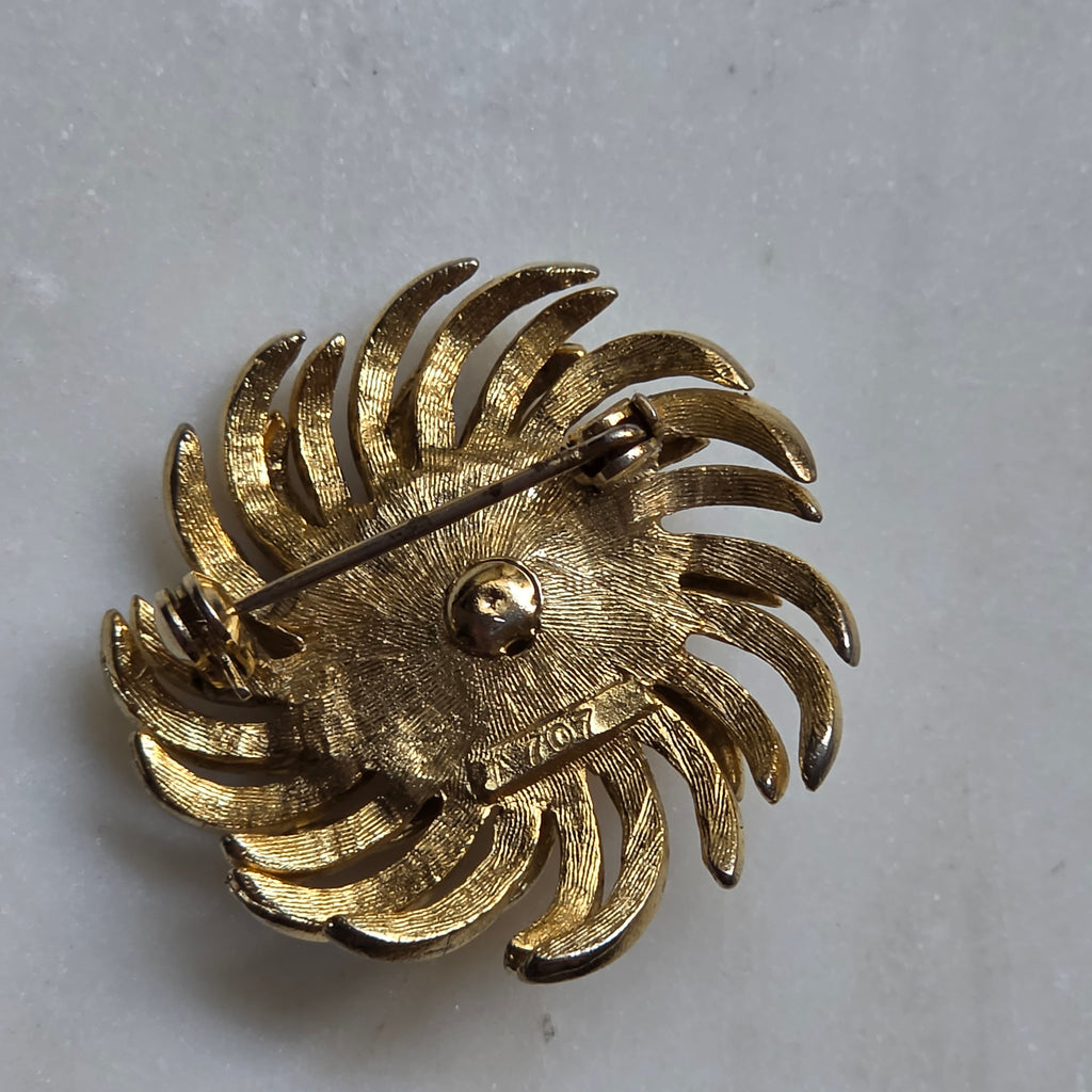 Vintage-Eleganz: Goldene Perlen-Brosche im Wirbel-Design 60er Jahre