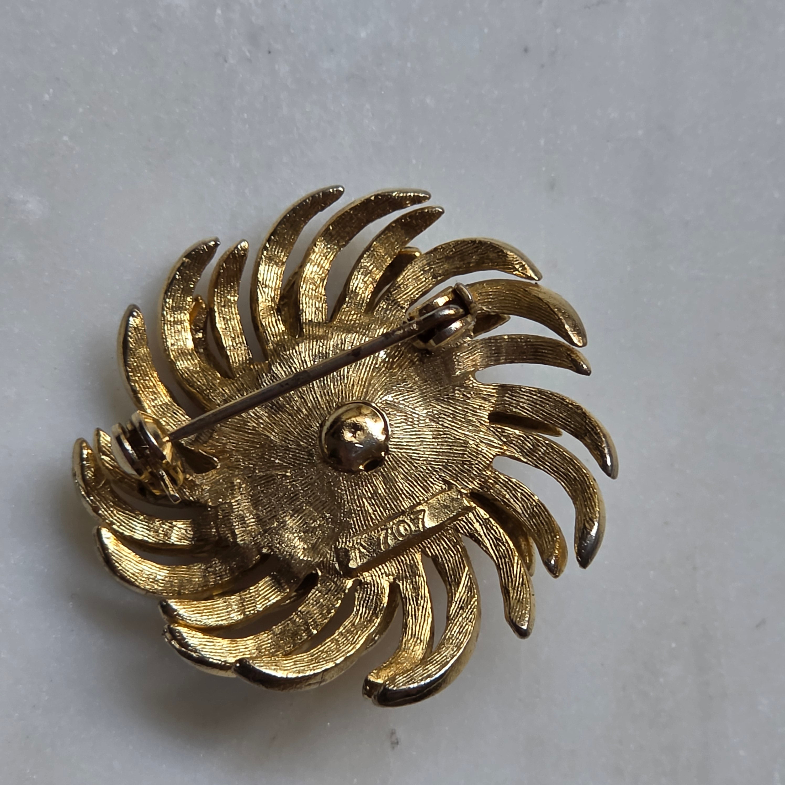 Vintage-Eleganz: Goldene Perlen-Brosche im Wirbel-Design 60er Jahre