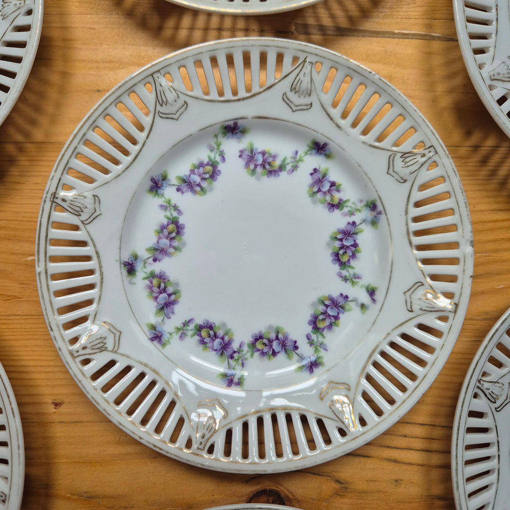7x Antike kleine altdeutsche Dessertteller mit Durchbruchrand und handgemalten Blumen