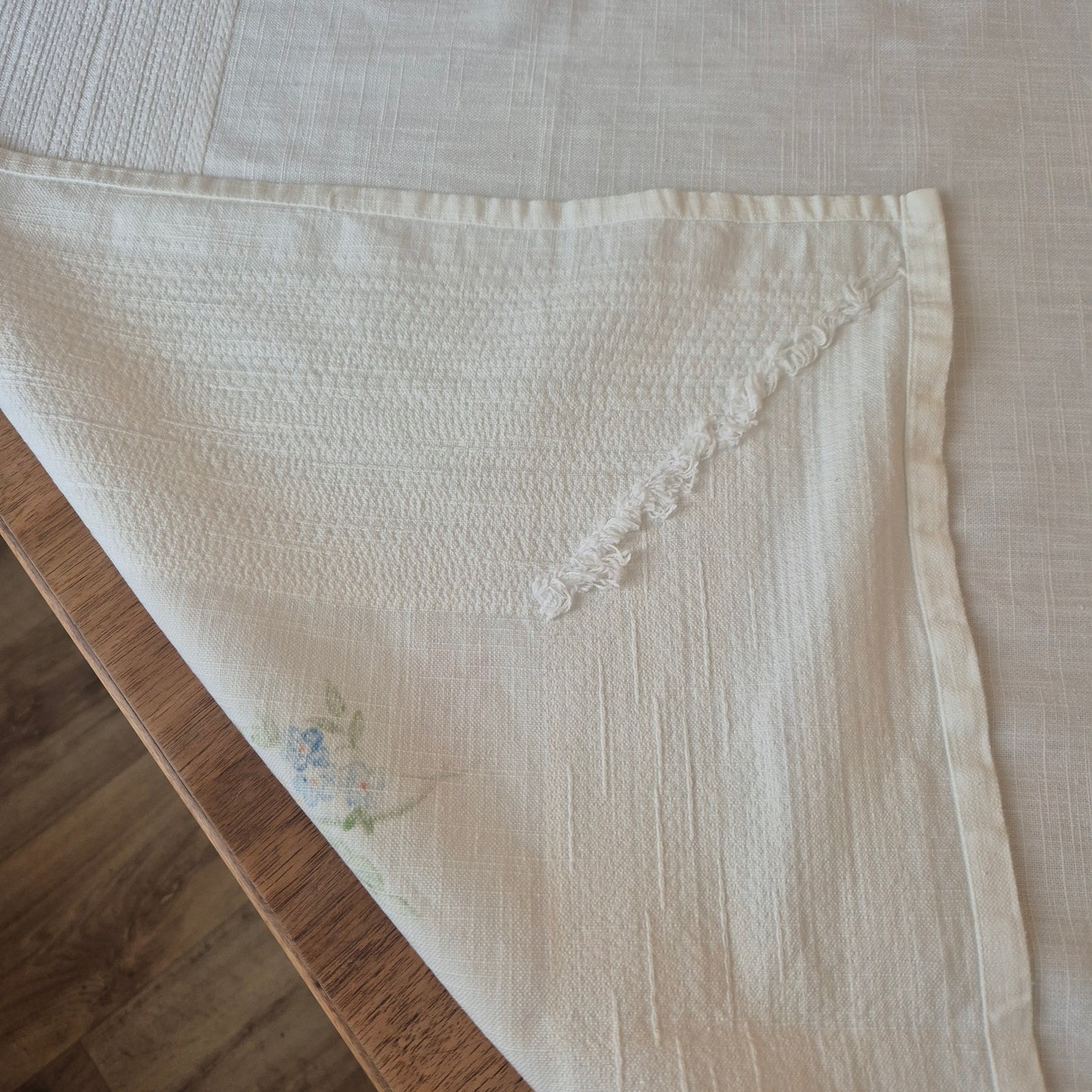 Vintage Baumwolle Tischdecke von 1982 weiß mit Blumendruck  126x126cm