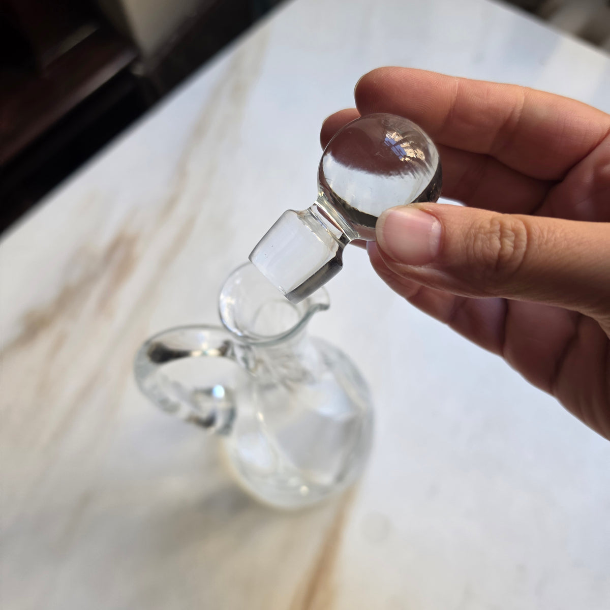Elegante Glaskaraffe mit Henkel & Kugelstopfen – Zeitloses Design für Essig, Öl & Likör