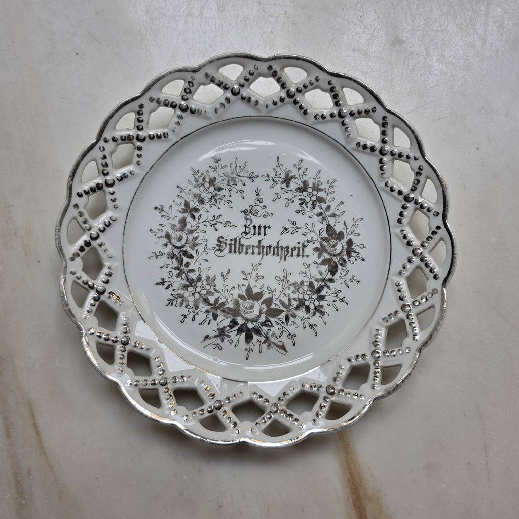 Antiker Porzellan-Durchbruchteller „Zur Silberhochzeit“ - Filigraner Gitterrand mit Gold-/Silberakzenten - Um 1900