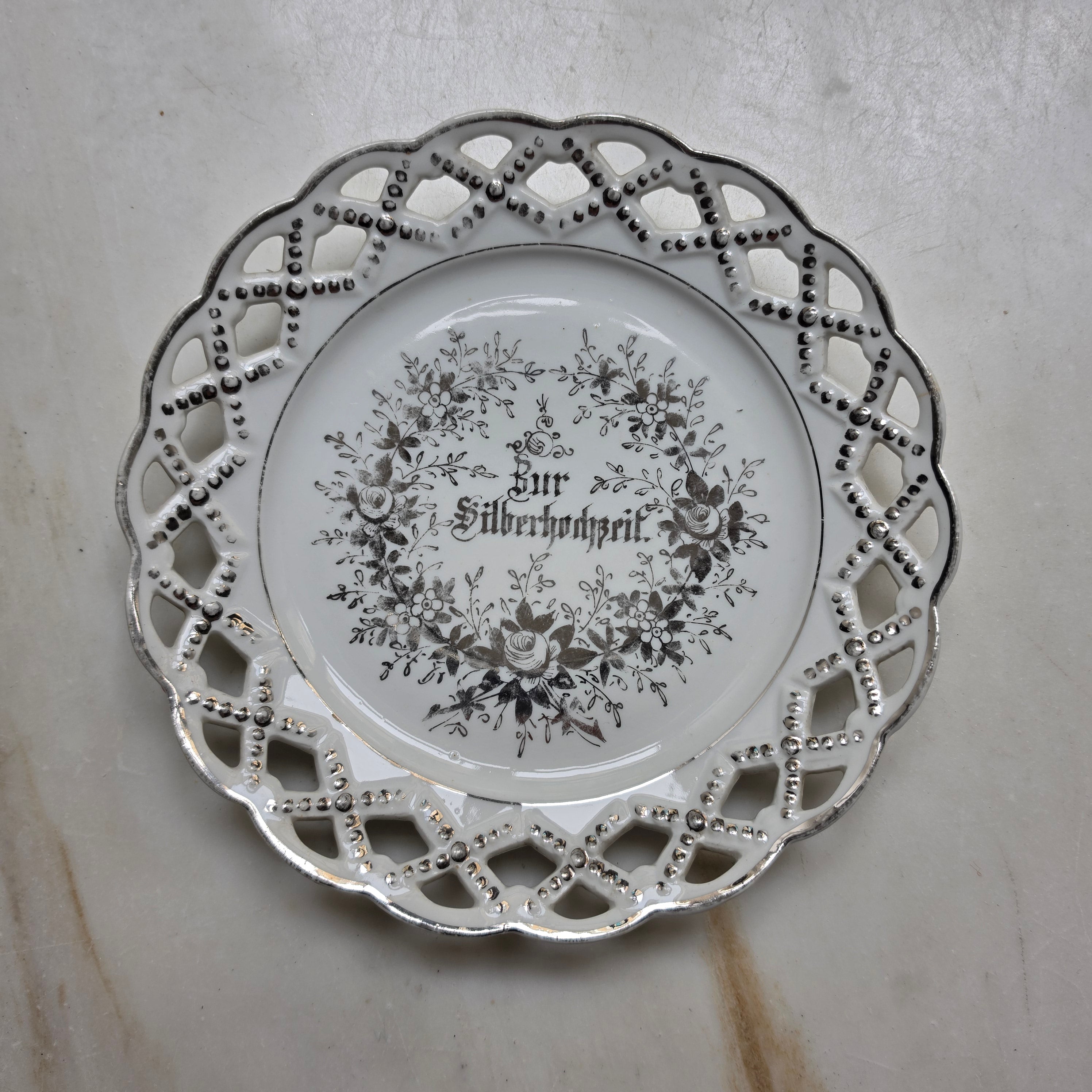 Antiker Porzellan-Durchbruchteller „Zur Silberhochzeit“ - Filigraner Gitterrand mit Gold-/Silberakzenten - Um 1900