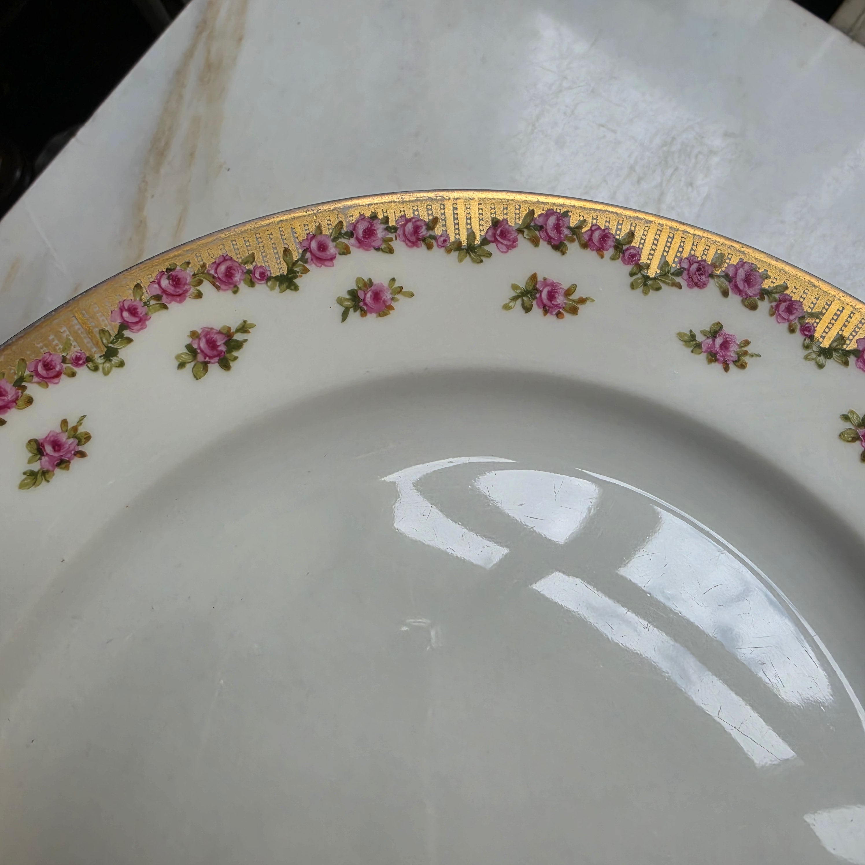 Antiker Porzellan Teller flach mit Blumendekor und Goldrand handbemalt F.A Schuhmann Leipziger Strasse Berlin