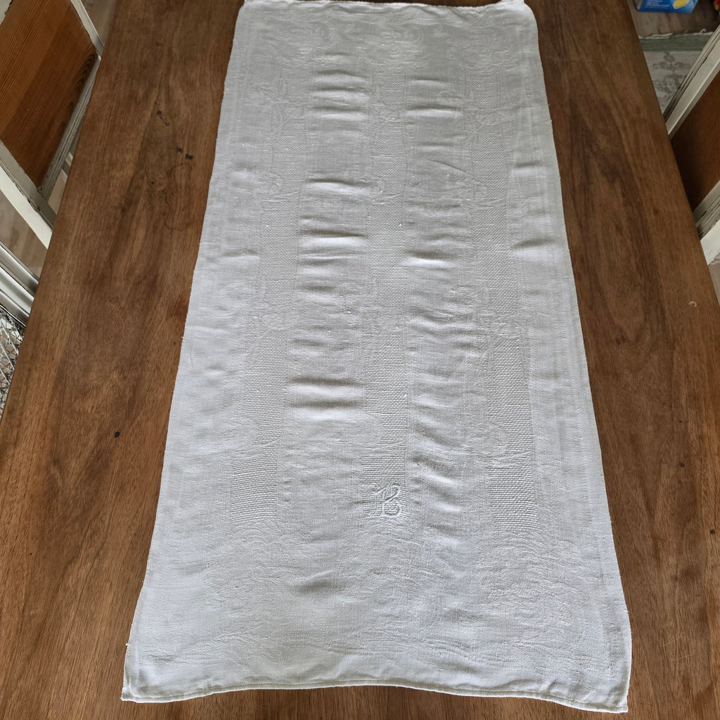 Antiker Damast-Tischläufer mit handgesticktem Monogramm – Vintage-Eleganz - 47x103cm