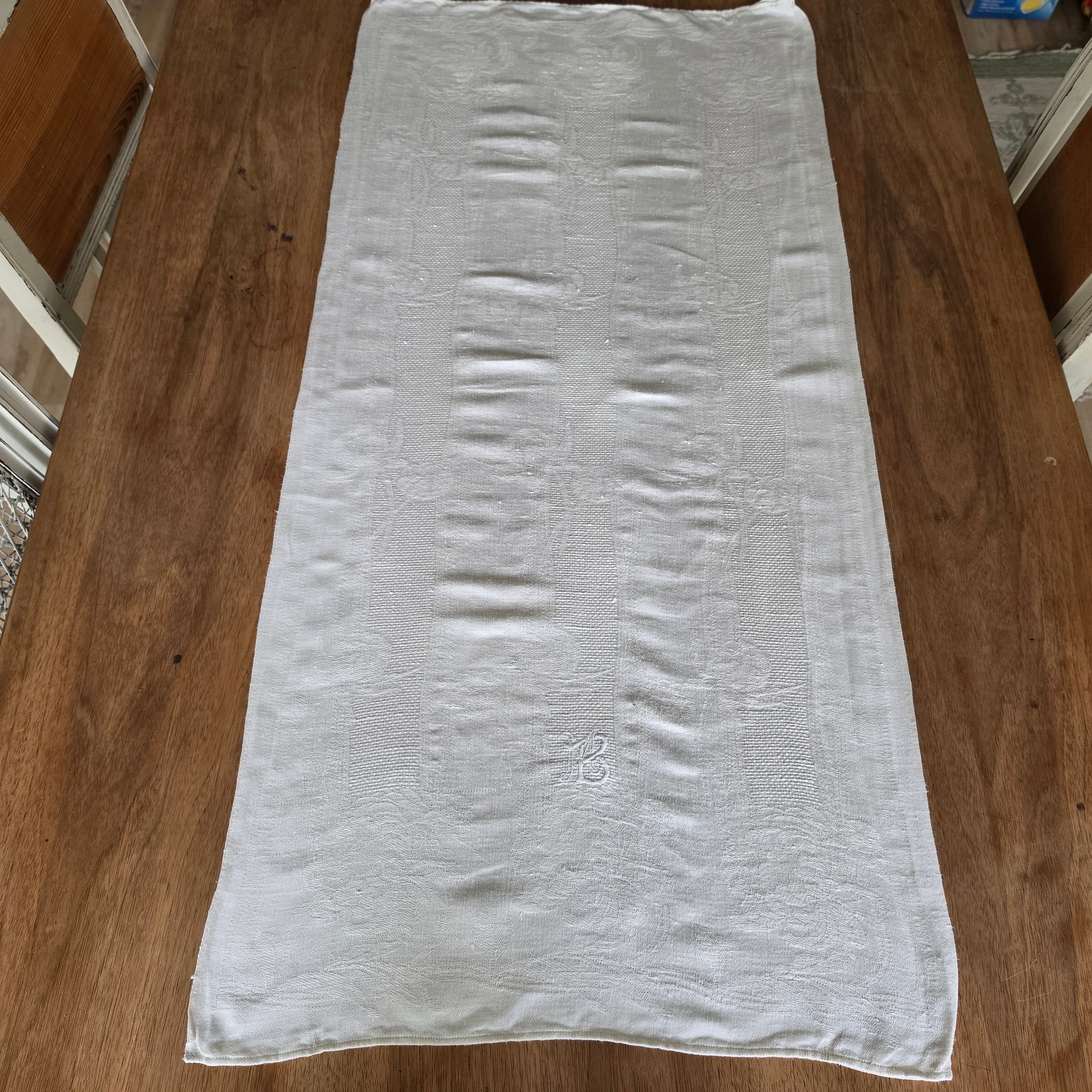 Antiker Damast-Tischläufer mit handgesticktem Monogramm – Vintage-Eleganz - 47x103cm
