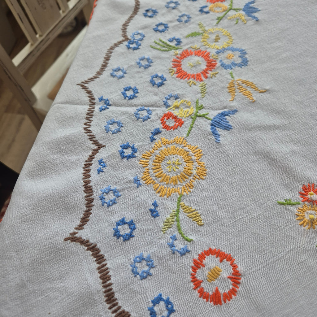Vintage runde handgemachte Tischdecke weiß mit Blumenstickerei DDR  96cm