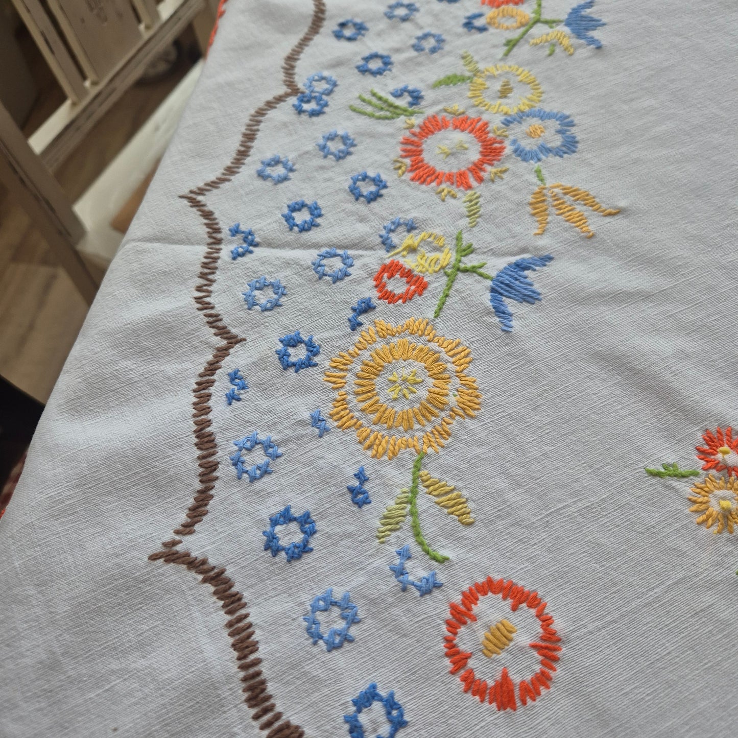 Vintage runde handgemachte Tischdecke weiß mit Blumenstickerei DDR  96cm