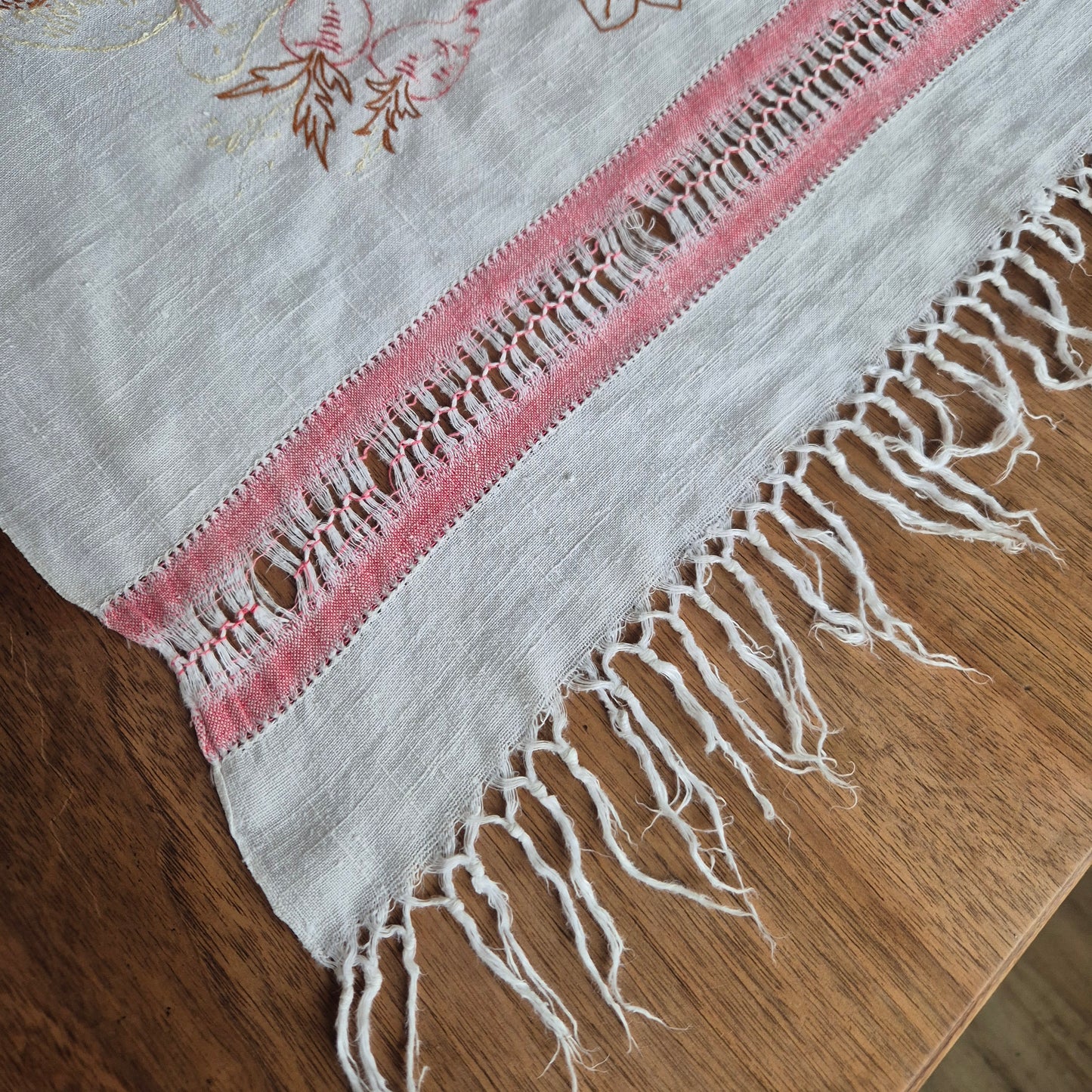 Altes Überhandtuch rot weiß verwaschen handmade 59x130cm "Sich regen bringt Segen"