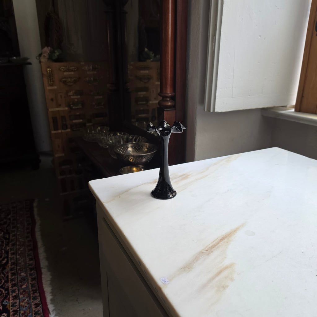 Vintage Solitär-Vase aus schwarzem Glas mit Wellenrand (Gefältelter Rand / Solifleur)