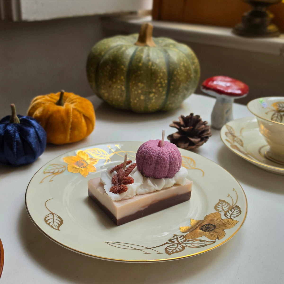 Handgemachte Sojawachs-Kerze „Lovely Pumpkin Pie Slice“ - Herbstliche Dessert-Kerze