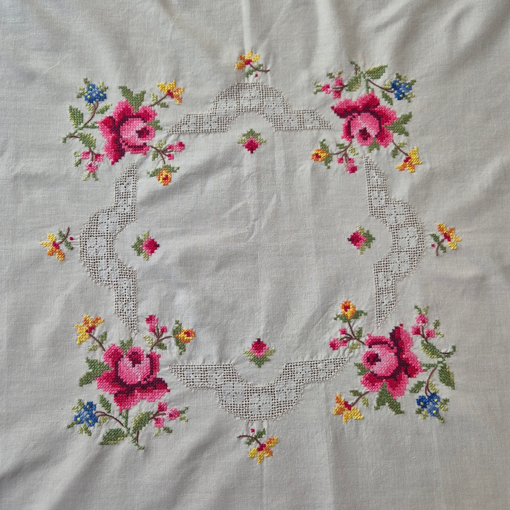 Antike Vintage Mitteldecke Tischdecke creme beige 80x85cm bestickt mit Rosen