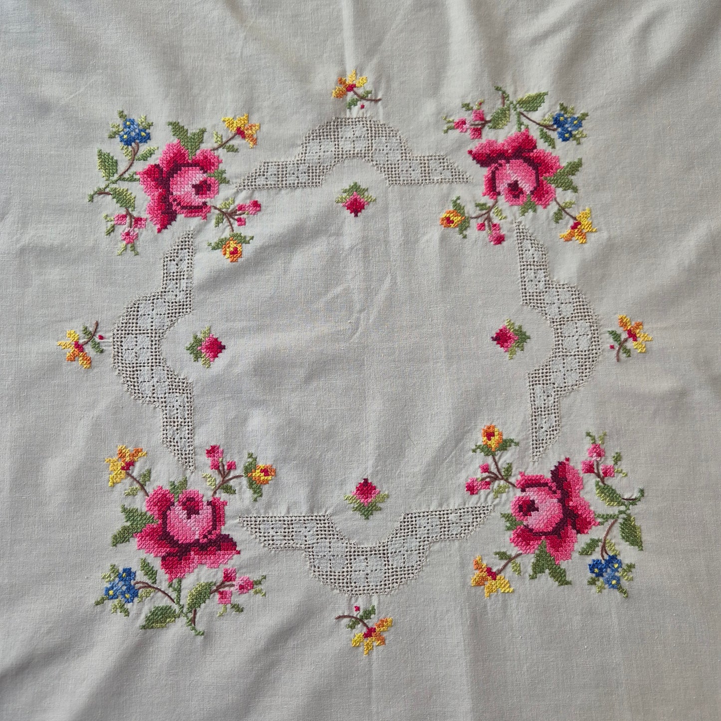 Antike Vintage Mitteldecke Tischdecke creme beige 80x85cm bestickt mit Rosen