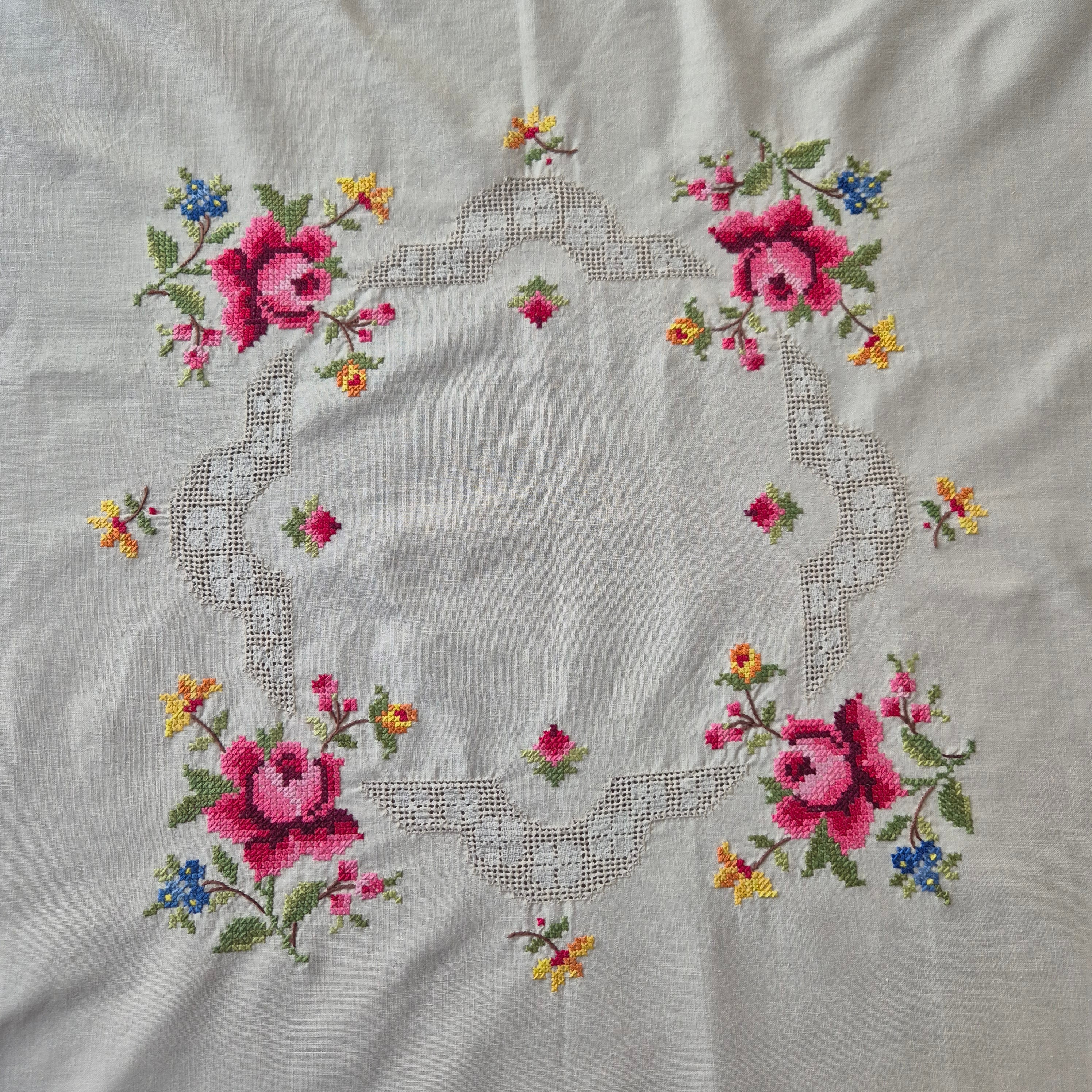 Antike Vintage Mitteldecke Tischdecke creme beige 80x85cm bestickt mit Rosen