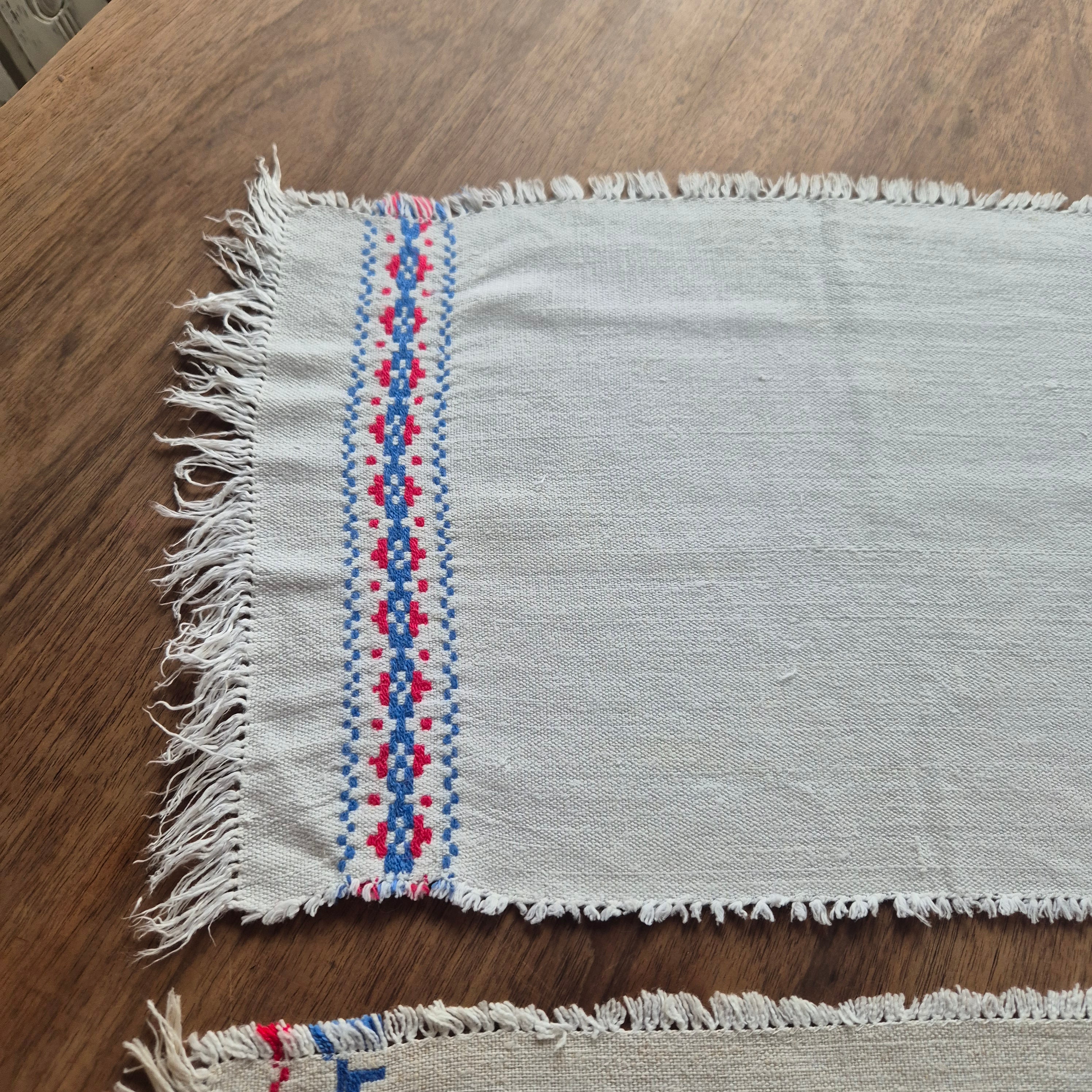 2x Antike kleine Tischdecken Deckchen blau weiß rot traditionell Platzdecke 30x45cm &  45x18cm
