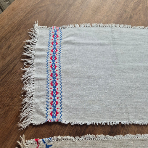2x Antike kleine Tischdecken Deckchen blau weiß rot traditionell Platzdecke 30x45cm &  45x18cm