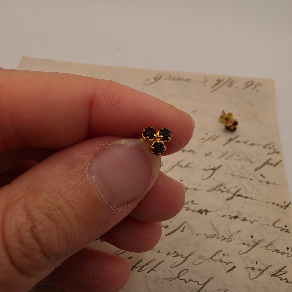 Elegante Vintage-Ohrstecker mit funkelndem Kleeblatt-Besatz
