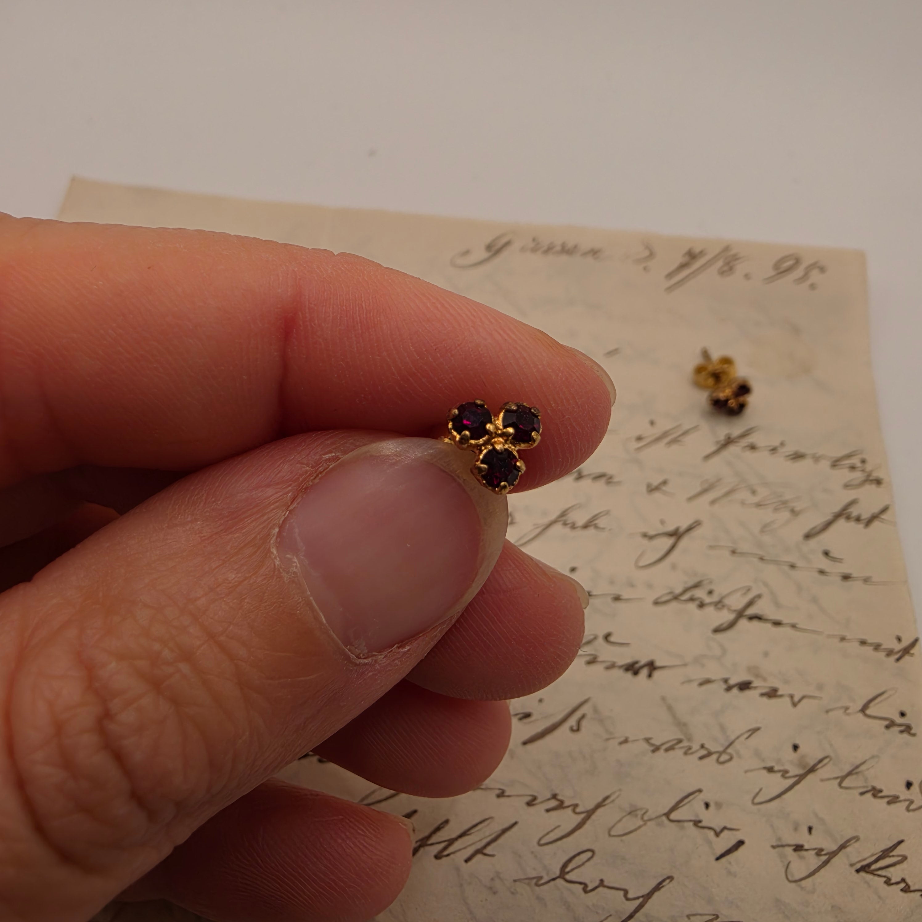 Elegante Vintage-Ohrstecker mit funkelndem Kleeblatt-Besatz