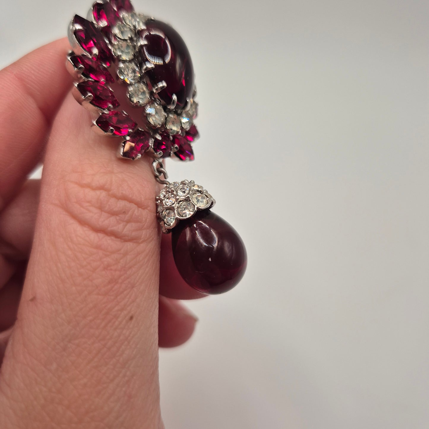 Weinrote Brosche aus den 90ern Modeschmuck "Träne"