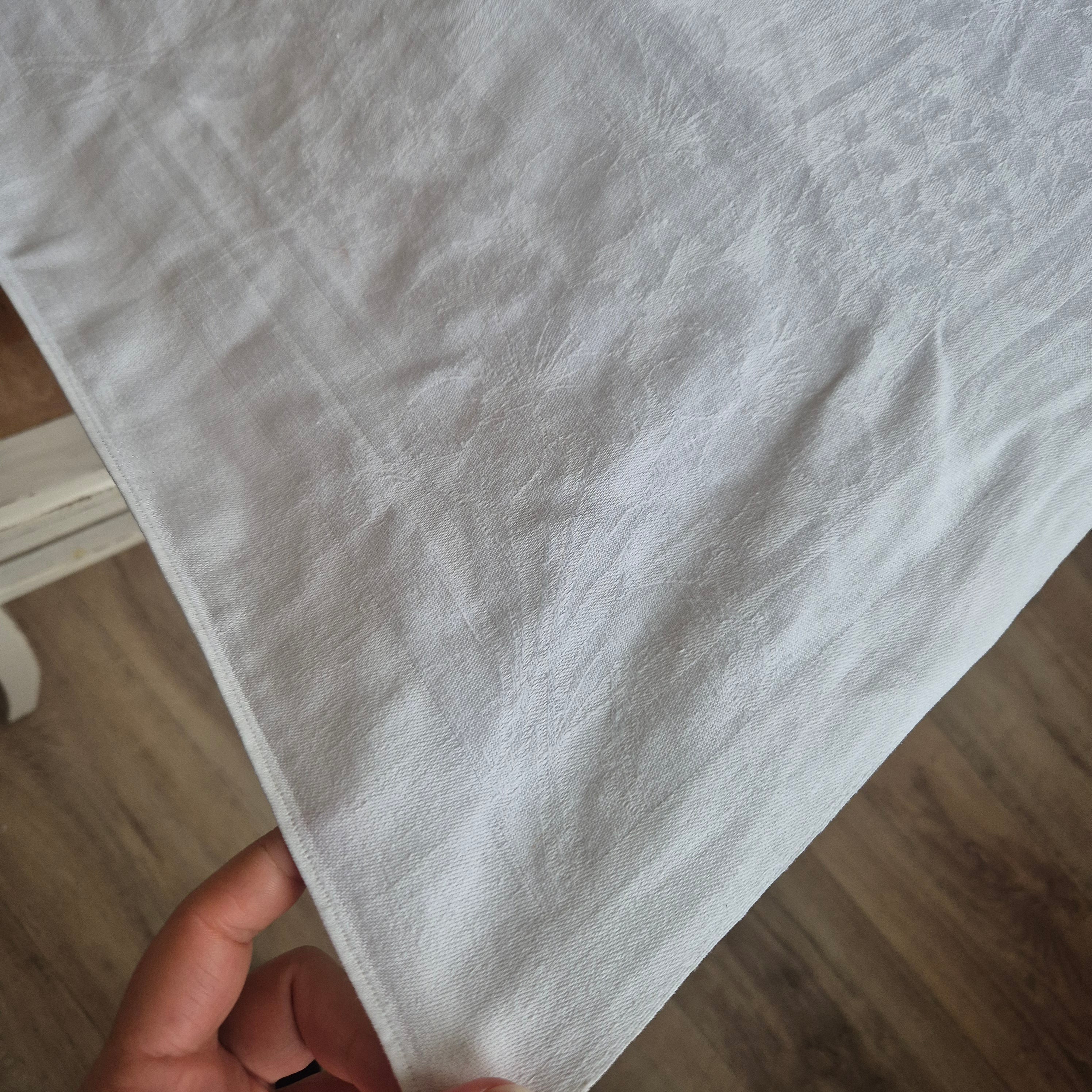Vintage Tischdecke weiß 129x131cm Damast weiß Minimale Stockflecken