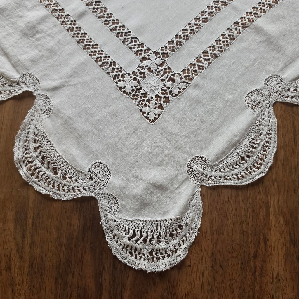 Antike Baumwoll-Tischdecke mit opulenten Spitzenbögen & Durchbruchsarbeit - um 1900 - 83x83cm