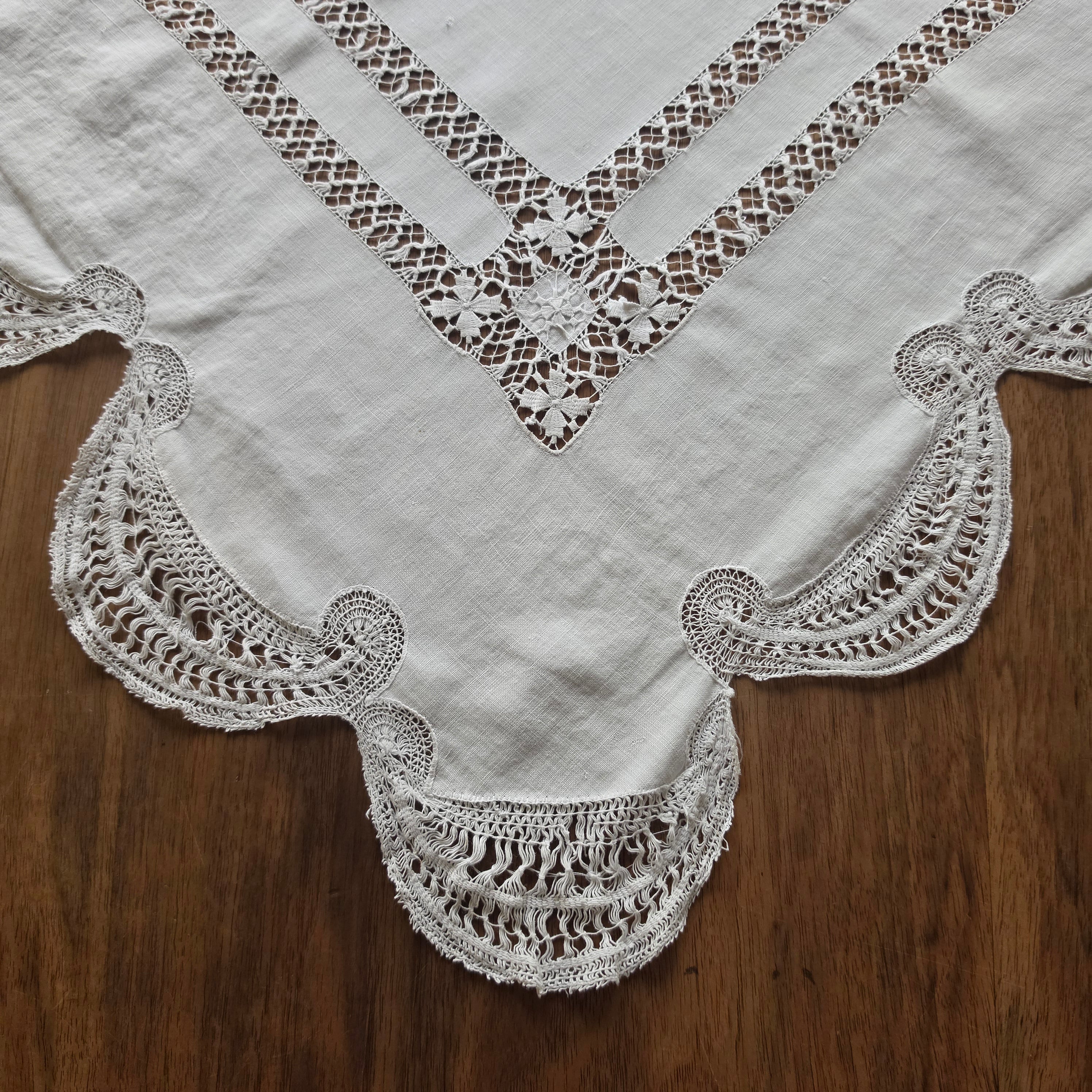 Antike Baumwoll-Tischdecke mit opulenten Spitzenbögen & Durchbruchsarbeit - um 1900 - 83x83cm