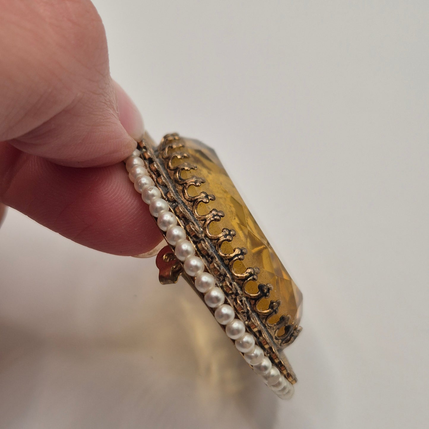 Große alte Glas Brosche mit Damenrelief Cameo Brosche Verschluss wackelig 5x6cm