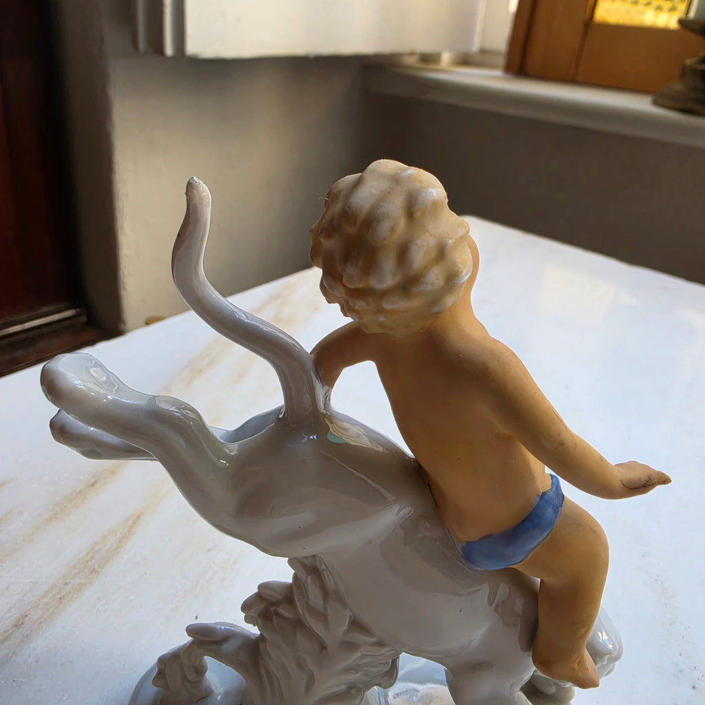 Antike handbemalte Putto auf Raubtier Panther Figur Porzellan