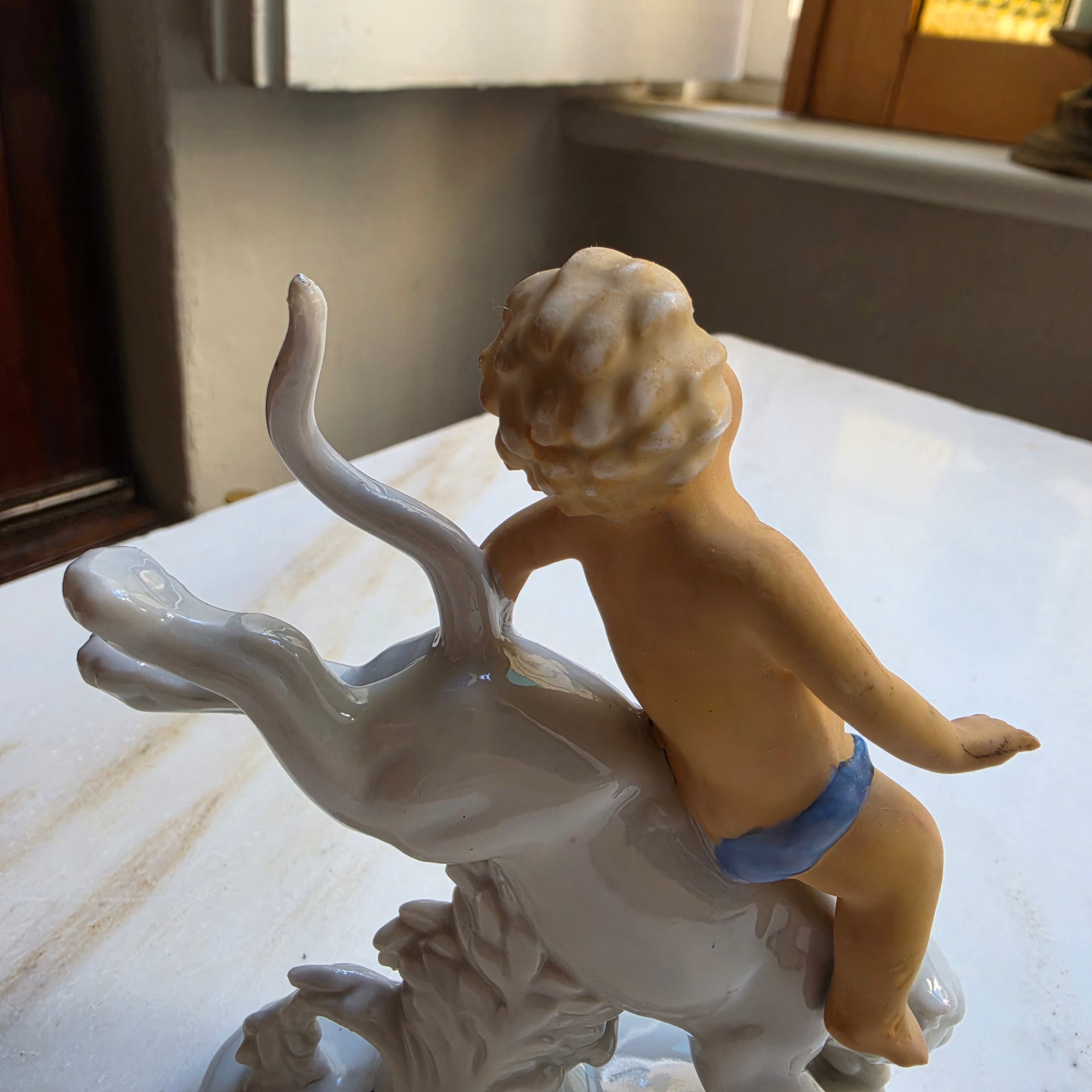 Antike handbemalte Putto auf Raubtier Panther Figur Porzellan